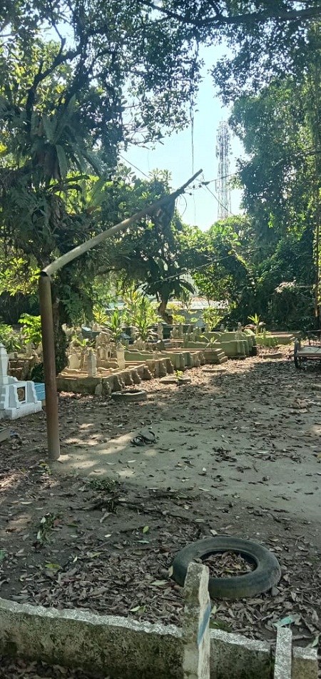 Malam Hari, Makam di Tanjung Selamat Gelap, Tiang Lampu Tumbang Belum Diperbaiki