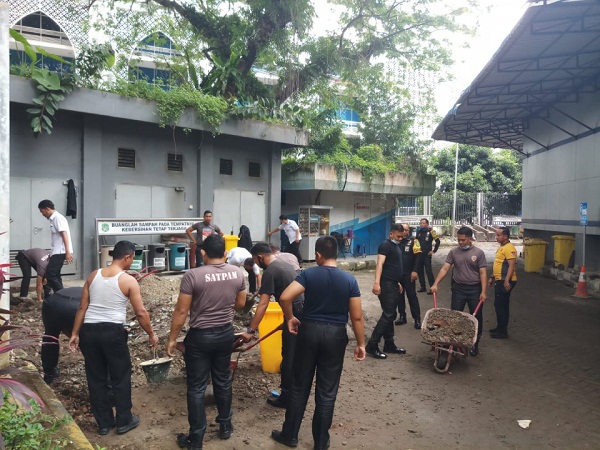 Petugas Security dan Honorer DPRD Medan Gotong Royong Perbaikan Halaman Parkir