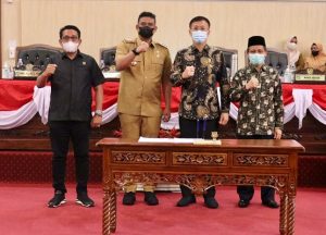 DPRD Medan Terima dan Setujui Ranperda Ketentraman dan Ketertiban Umum Jadi Perda DPRD Medan Terima dan Setujui Ranperda Ketentraman dan Ketertiban Umum Jadi Perda