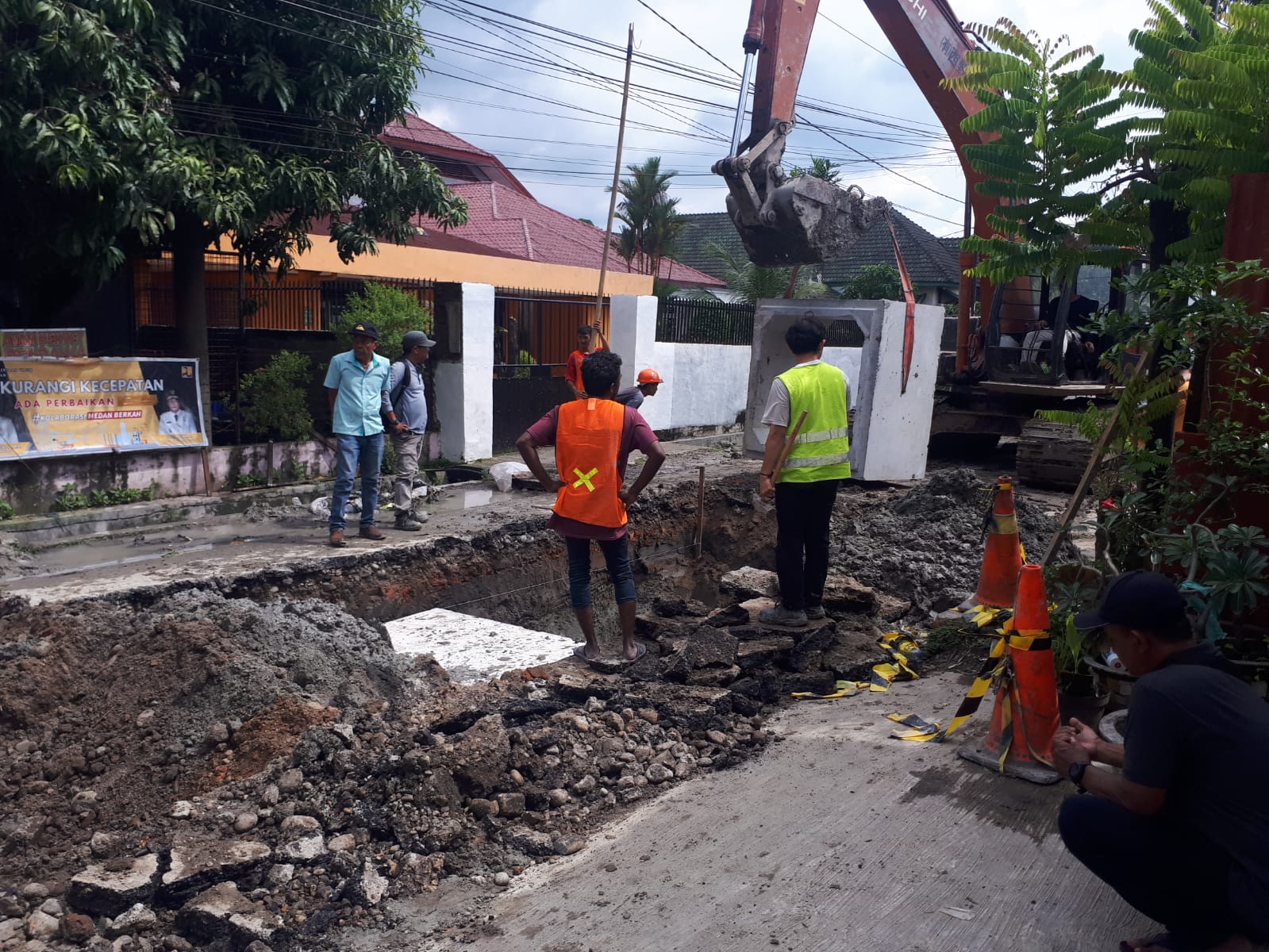 Dewan Sesalkan Kinerja Pemborong Biarkan Tumpukan Tanah Bekas Galian Parit di Badan Jalan