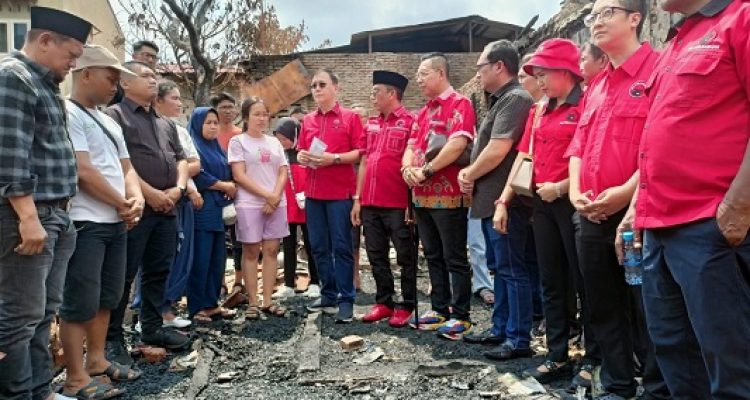 DPC dan Fraksi PDI Perjuangan DPRD Medan Membantu Korban Kebakaran