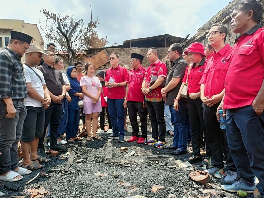 DPC dan Fraksi PDI Perjuangan DPRD Medan Membantu Korban Kebakaran