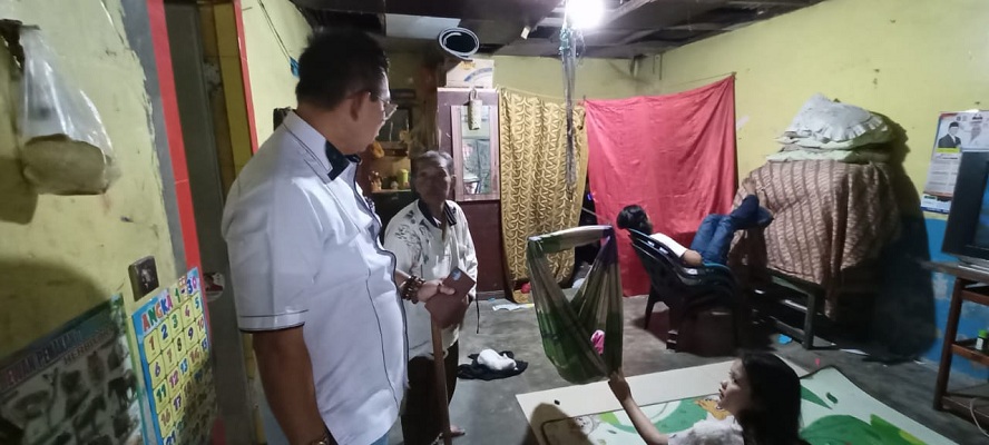 Wong Chun Sen Bagikan Susu dan Vitamin Bagi Bayi Stunting