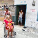 Wong Chun Serahkan Kursi Roda Gratis kepada Sartiah Penderita Struk