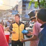 Ketua Permabudhi Sumut, LPSK Bunga Teratai Sumut dan Korwil I IPSM Nasional Berbagi Takjil di Wahidin Simpang Duyung