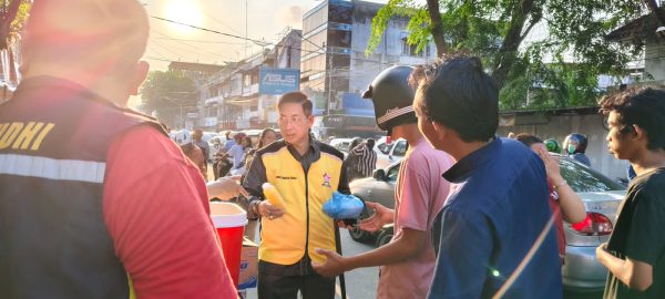 Ketua Permabudhi Sumut, LPSK Bunga Teratai Sumut dan Korwil I IPSM Nasional Berbagi Takjil di Wahidin Simpang Duyung