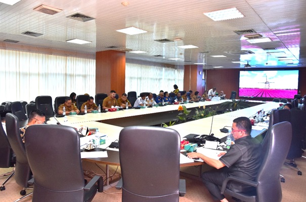 Bahrumsyah Memimpin Rapat Pembahasan Rancangan APBD Tahun 2025